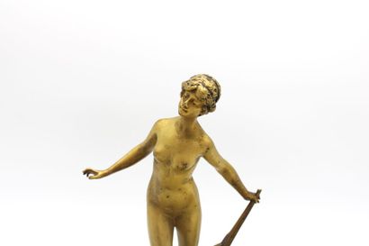 null Encrier en bronze sur terrasse en onyx. La sculpture centrale figurant Euterpe,...