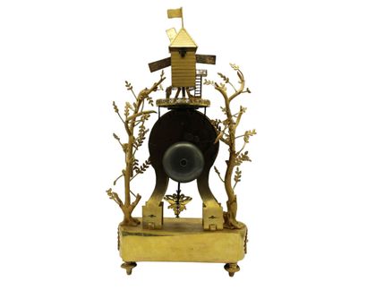 Pendule automate Rare pendule en bronze ciselé et doré au moulin à vent et automates....
