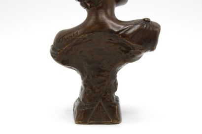 null Emmanuel VILLANIS (1858-1914). Buste de Circé en bronze à patine brune. Signé...