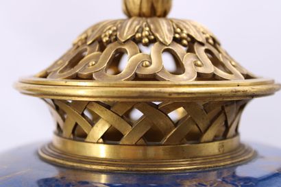 null CHINE. Paire de vase en porcelaine émaillée polychrome, montures en bronze doré...