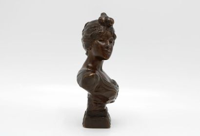 null Emmanuel VILLANIS (1858-1914). Buste de Circé en bronze à patine brune. Signé...