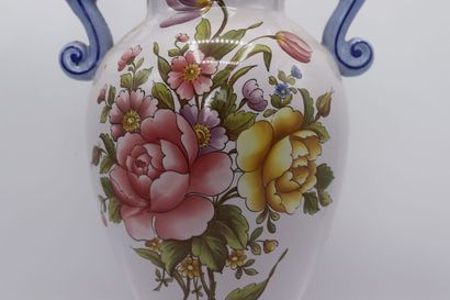null CHAROLLES, période Molin. Vase en faïence polychrome à décor de fleurs. Signé...
