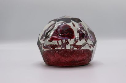 null Sulfide paperweight ball in glass with inclusion and faceted decoration

Dimensions...