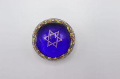 null Sulfur paperweight ball in glass decorated with a star of David. 

Dimensions...