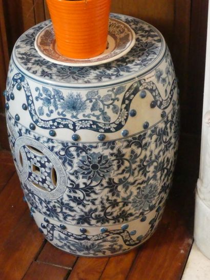 null CHINA. Porcelain stool with blue monochrome decoration. Height : 48 cm