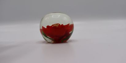 null Glass paperweight ball with red flower inclusion decoration

Dimensions : 4.45...