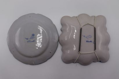 null CHAROLLES, période Molin. Réunion d'une assiette et un plat carré en faience...