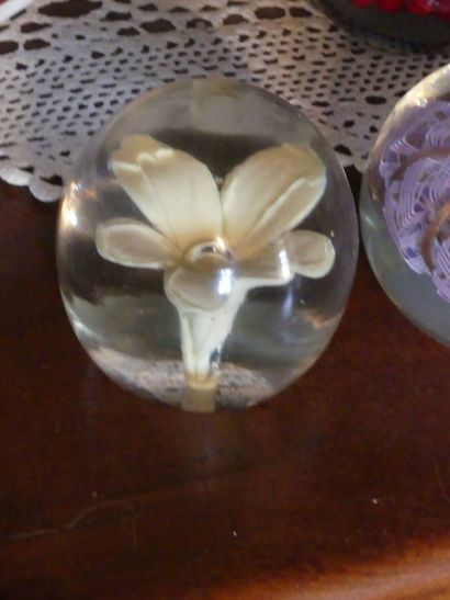 null Sulfur paperweight ball in glass with flower inclusion decoration. 

Dimensions...