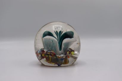 null Glass paperweight ball with flower inclusion decoration. 

Dimensions : 6 x...