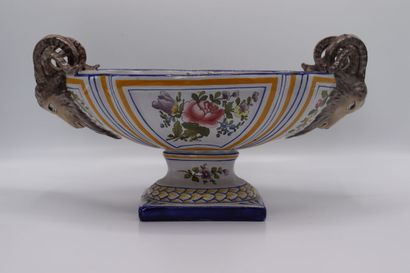 null CHAROLLES, Molin period. Centerpiece in polychrome earthenware decorated with...