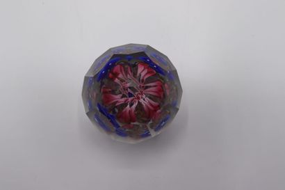 null Glass paperweight sulphur ball with faceted flower inclusion decoration

Dimensions...