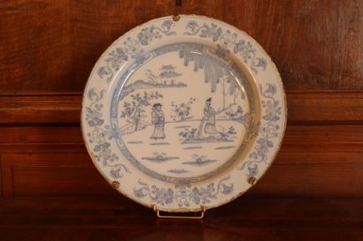 null CHINA. Porcelain dish decorated with characters in blue monochrome. Diameter...