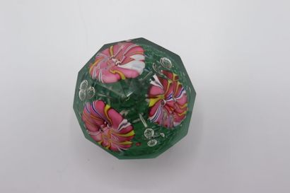 null Ball paperweight sulfide glass with inclusion of flowers and faceted. 

Dimensions:...