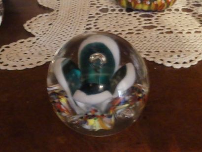 null Glass paperweight ball with flower inclusion decoration. 

Dimensions : 6 x...