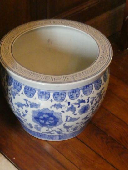 null CHINA. Porcelain pot cover with blue monochrome decoration. Height : 29cm