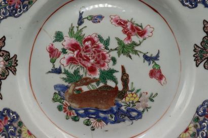 null Compagnie des Indes. Assiette en porcelaine à décor polychrome. XVIIIème siècle....