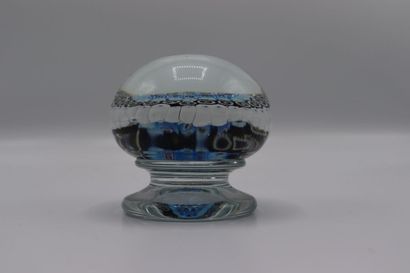 null Ball paperweight sulphur glass with decoration in inclusion on piedouche. 

Dimensions...