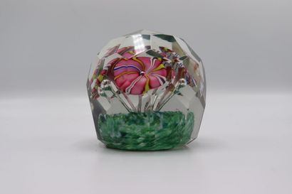 null Ball paperweight sulfide glass with inclusion of flowers and faceted. 

Dimensions:...
