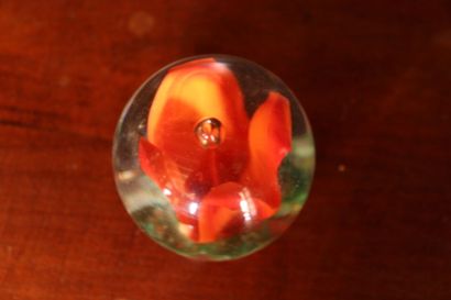 null Sulfur paperweight ball in glass with inclusion decoration. 

Dimensions : 9.5...