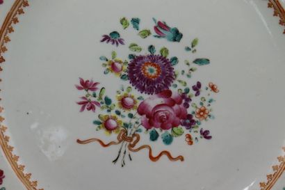 null Company of the Indies. Porcelain plate with polychrome decoration. 18th century....
