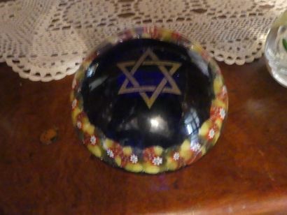 null Sulfur paperweight ball in glass decorated with a star of David. 

Dimensions...