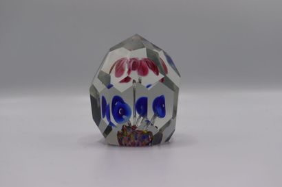 null Glass paperweight sulphur ball with faceted flower inclusion decoration

Dimensions...