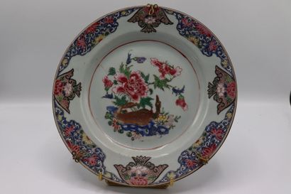 null Company of the Indies. Porcelain plate with polychrome decoration. 18th century....