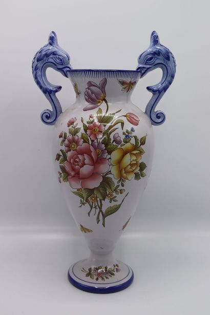 null CHAROLLES, période Molin. Vase en faïence polychrome à décor de fleurs. Signé...