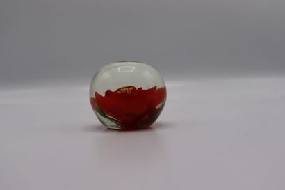 null Glass paperweight ball with red flower inclusion decoration

Dimensions : 4.45...
