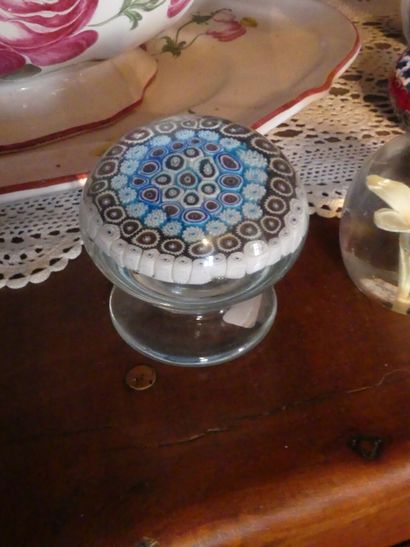 null Ball paperweight sulphur glass with decoration in inclusion on piedouche. 

Dimensions...
