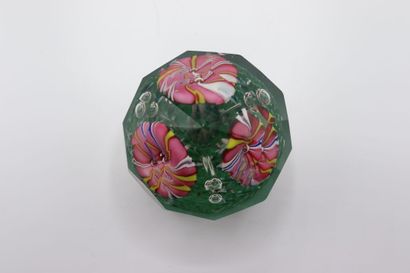 null Ball paperweight sulfide glass with inclusion of flowers and faceted. 

Dimensions:...