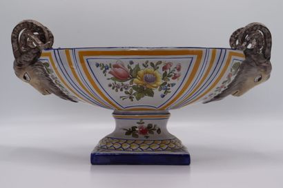 null CHAROLLES, Molin period. Centerpiece in polychrome earthenware decorated with...