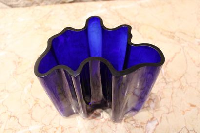 null Alvar AALTO (1898-1976) (in the taste of), Blue glass vase. Dimensions : 18...