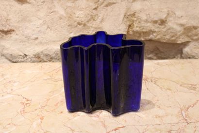 null Alvar AALTO (1898-1976) (in the taste of), Blue glass vase. Dimensions : 18...
