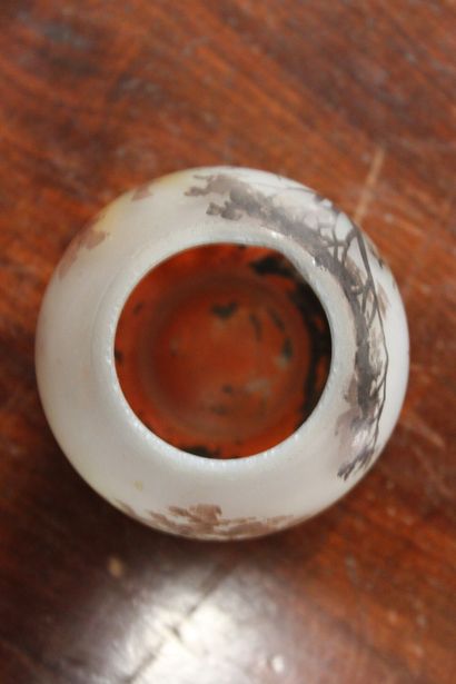LEGRAS (in the taste of) Small enamelled glass ball vase. Height : 6 cm 