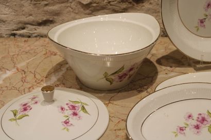null GIEN. A part of table service in porcelain of Gien Chevreuse model including...