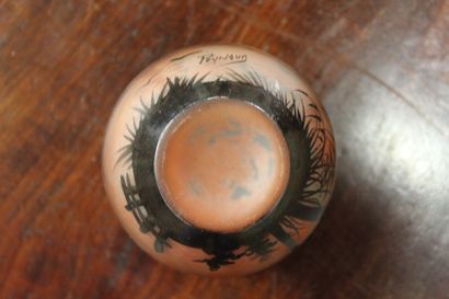 LEGRAS (in the taste of) Small enamelled glass ball vase. Height : 6 cm 