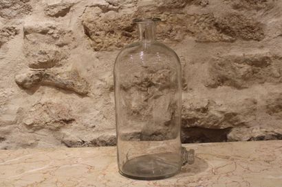 null Important glass container, Height: 44cm. Accidents 