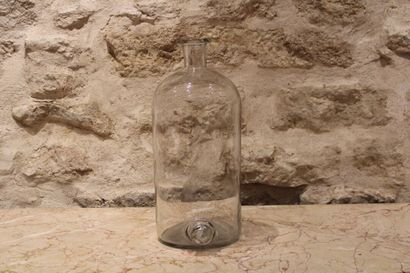 null Important glass container, Height: 44cm. Accidents 