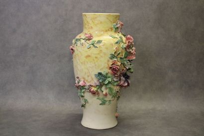 Montigny sur Loing (dans le goût de) Important vase en barbotine polychrome à décor...