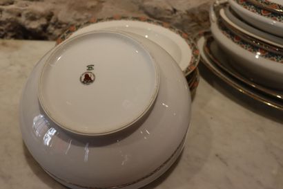 null Important porcelain service of Limoges including 36 plates, 11 dessert plates,...