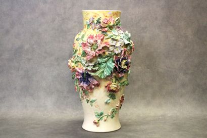Montigny sur Loing (dans le goût de) Important vase en barbotine polychrome à décor...