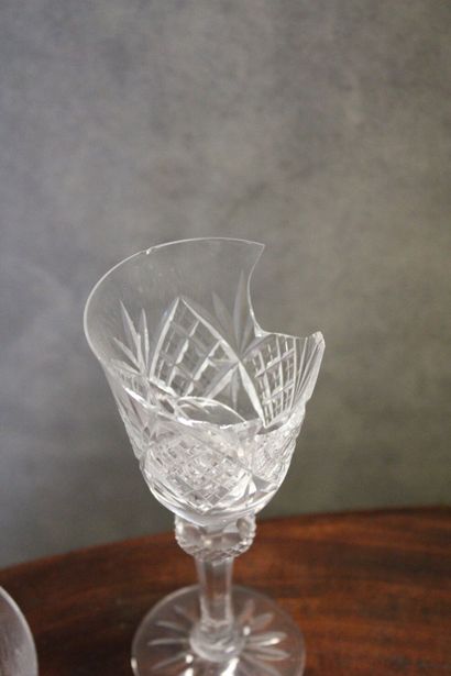 SAINT LOUIS (in the taste of) Service of crystal glasses composed of two carafes...