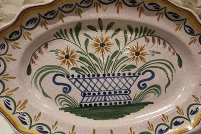 null Two earthenware dishes enamelled polychrome, 19th century, decorated with flowers...