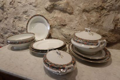 null Important porcelain service of Limoges including 36 plates, 11 dessert plates,...