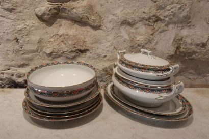 null Important porcelain service of Limoges including 36 plates, 11 dessert plates,...