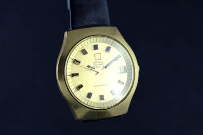OMEGA F300 Chronometer réf.198.021 Montre bracelet plaquée or. Boitier ovale. Fond...