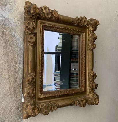 null Small mirror in wood and gilded stucco, in the taste of the 18th century. Dimensions:...