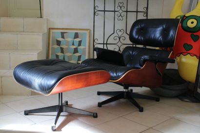 null Charles EAMES (1907-1978), manufactured by Vitra, Lounge chair et son ottoman,...