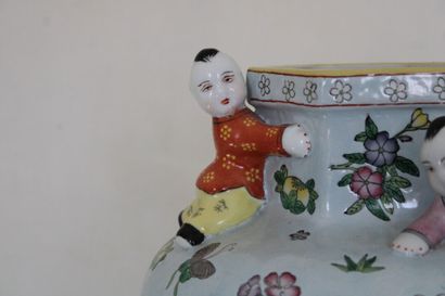 null CHINE, Vase en porcelaine polychrome à décor de personnage, col hexagonal, XXe...